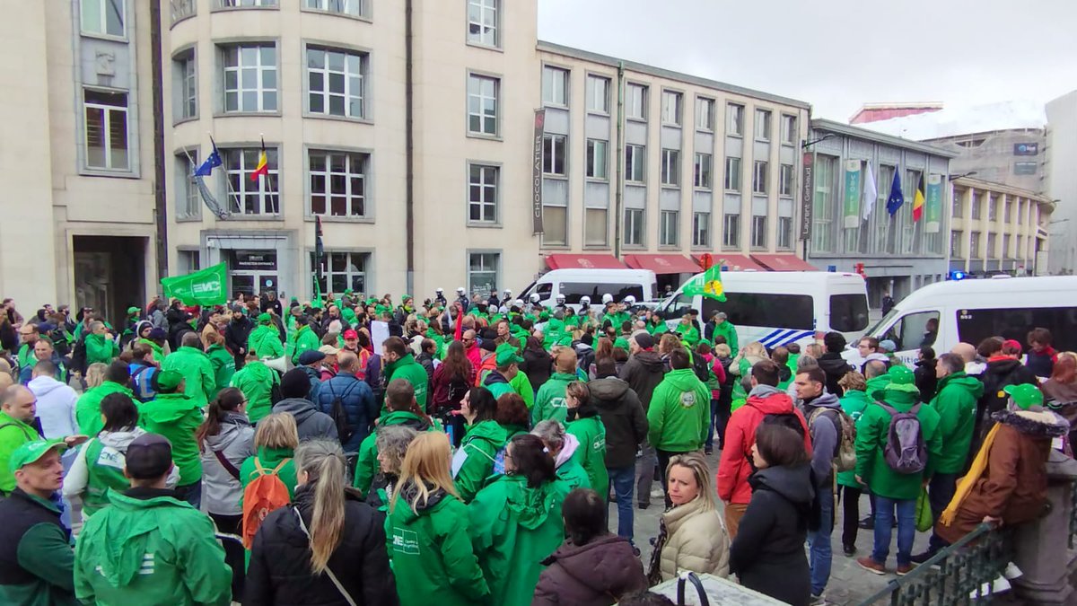 + de 2500 !
Bravo à tou.te.s ! Devant le bâtiment de la FEB, comme chez Delhaize, les policiers ont défendu violemment les actionnaires. Le combat contre la franchise et contre l'enrichissement des actionnaires au détriment des travailleurs continue. ON NE LÂCHERA PAS!