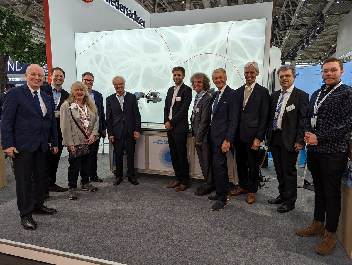 Hoher Besuch bei uns am Stand: Präsentation von IIP-Ecosphere für Prof. Wolfgang Wahlster (<a href="/DFKI/">DFKI</a>), Prof. Henning Kagermann (<a href="/acatech/">Alexandre</a>) und Prof. Thomas Weber (<a href="/acatech/">Alexandre</a>)
#hm23