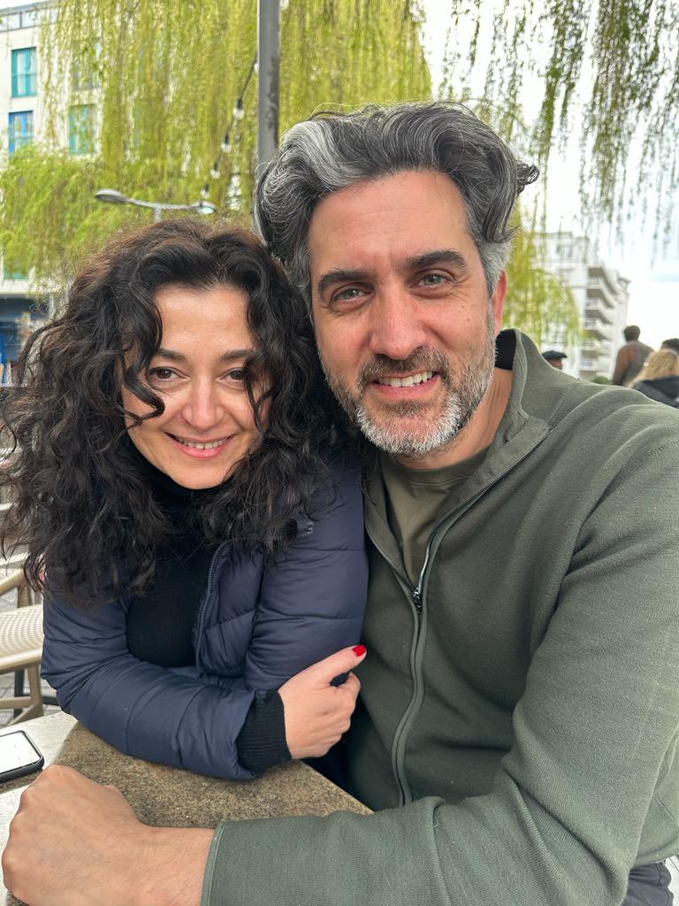 Bu da size dert olsun pozu. Bir tık değişmedik, yıktınız biz yeniden yaptık. Yorulduk ama devam ettik. İyi ki varız <a href="/memetalialabora/">Memet Ali Alabora</a> İyi ki de milim sapmadık yolumuzdan. Canımıza değsin! #Londra #Camden #yaşamakgüzelşeybekardeşim