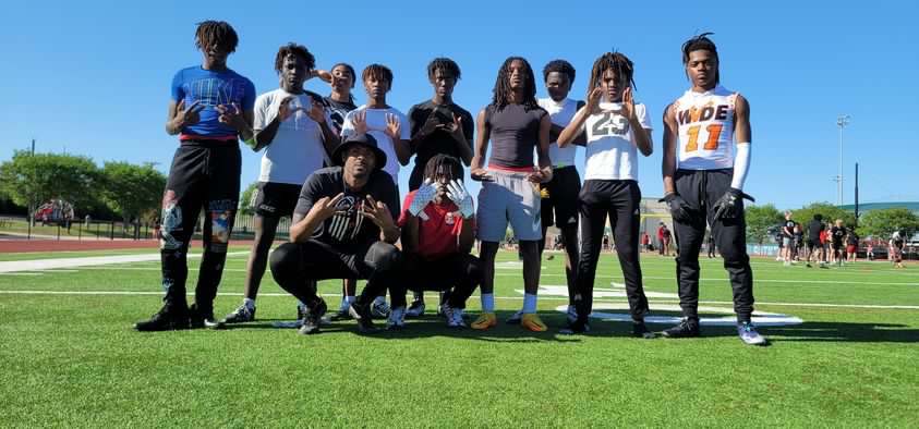 EBGSkills's tweet photo. I got some dogs behind me. I don’t have time to convince anyone of anything, especially my worth. We too busy working and getting better. 9 dbs vs 30+  WRs at the alwayzopen camp with @drobalwayzopen crazy competitive great day! Thanks to Drob much respect! https://t.co/RkybcqFXOu