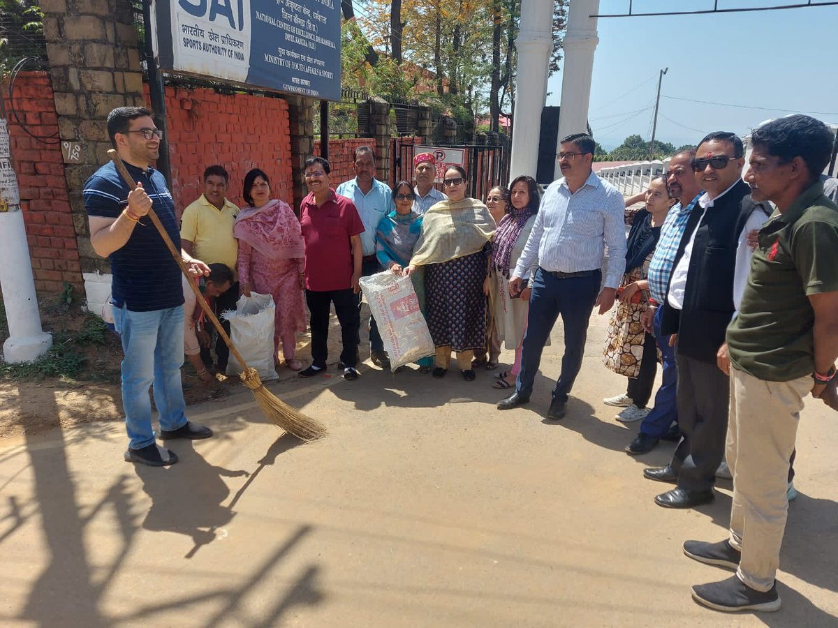RanjuRastogi's tweet image. Cleanliness  drive held today on main road outside  synthetic  track  by  karyakartas  of Bjp Mandal
#  Dharamshala before G20 Meet .
#CityClean 
#dharamshalalocal
#NarendraModi
 @jairamthakurbjp 
@PavanRanaRSS  @VanathiBJP
@InduGoswamiBJP @Rashimdharsood 
@vishalnehriahp @