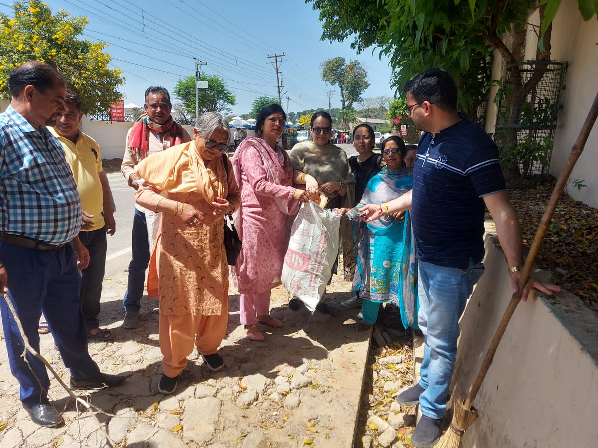 RanjuRastogi's tweet image. Cleanliness  drive held today on main road outside  synthetic  track  by  karyakartas  of Bjp Mandal
#  Dharamshala before G20 Meet .
#CityClean 
#dharamshalalocal
#NarendraModi
 @jairamthakurbjp 
@PavanRanaRSS  @VanathiBJP
@InduGoswamiBJP @Rashimdharsood 
@vishalnehriahp @