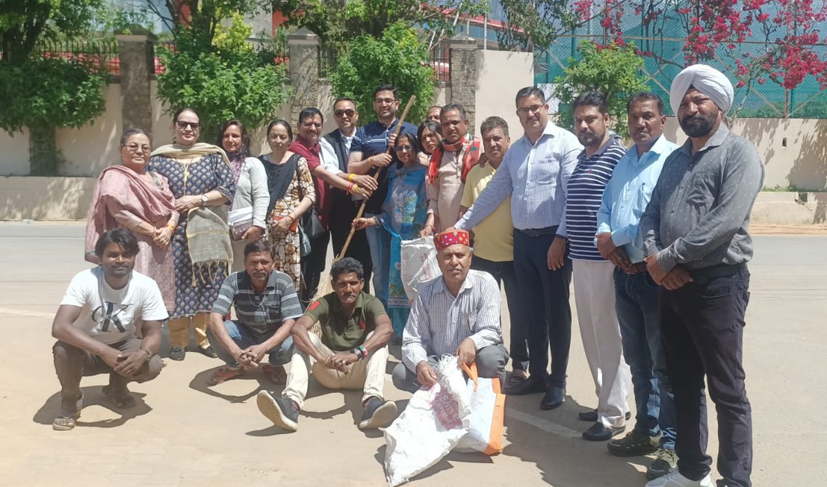 RanjuRastogi's tweet image. Cleanliness  drive held today on main road outside  synthetic  track  by  karyakartas  of Bjp Mandal
#  Dharamshala before G20 Meet .
#CityClean 
#dharamshalalocal
#NarendraModi
 @jairamthakurbjp 
@PavanRanaRSS  @VanathiBJP
@InduGoswamiBJP @Rashimdharsood 
@vishalnehriahp @