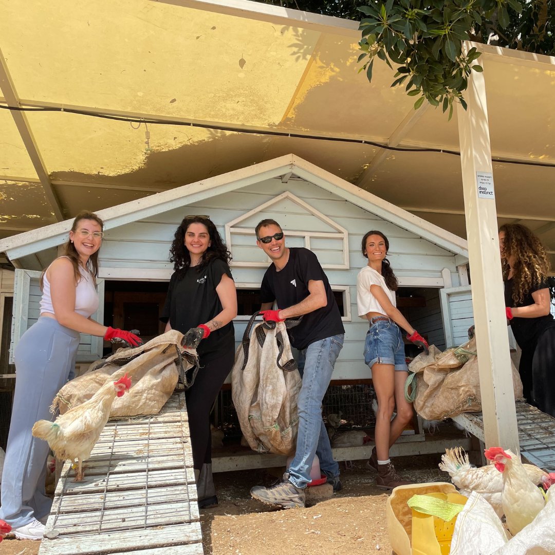 Who says superheroes don't exist?

Yesterday, our Moburst team traded in their capes for aprons, shovels, paint brushes and more, as they volunteered across six locations for #GoodDeedsDay! 💪🏽🙌🏽