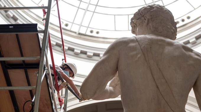 Arteymas_'s tweet photo. Imagina un trabajo que te permita acercarte (acercarte bastante) y tocar a una de las estatuas más famosas del mundo. Esa es una de las ventajas de ser la restauradora interna de la Galleria dell’Accademia en Florencia… 

Eleonora Pucci es la encargada de esta maravillosa labor! https://t.co/kVac5yrfkY