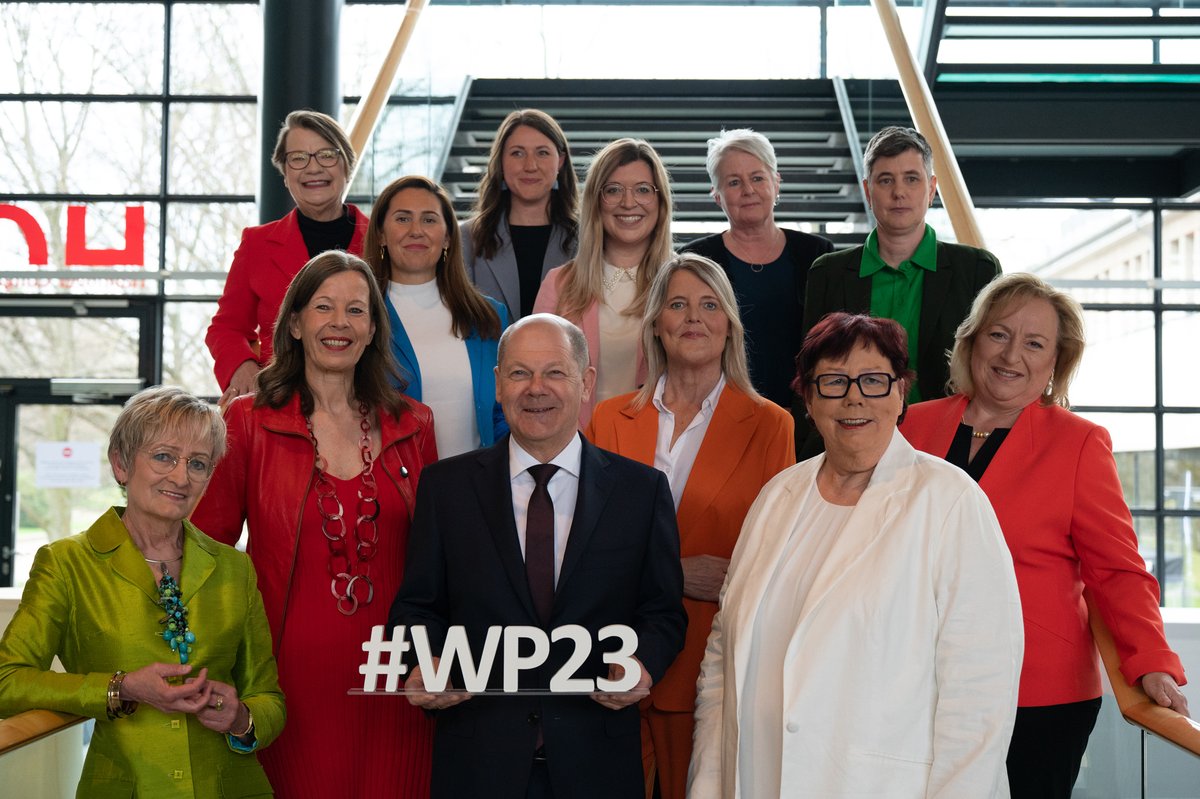 We say a big thank you to our Conference Committee, which has been highly committed to the thematic development of the congress from the very beginning.💜 The Conference Committee also received support from a brief meeting with German Chancellor Olaf Scholz.  
#WomenPower23 #HM23