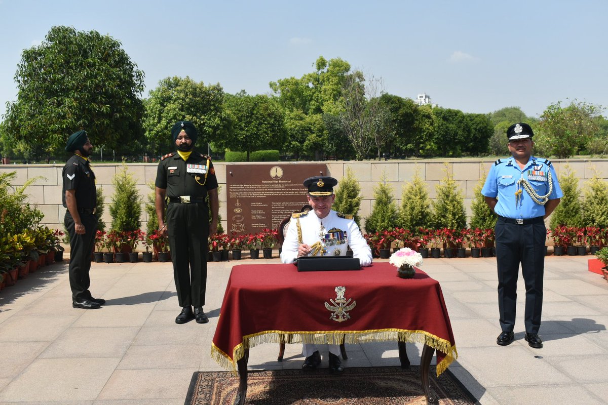 salute2soldier's tweet photo. Air Chief Marshal Sir Mike Wigston, KCB,CBE,ADC, Chief of the Air Staff, Royal Air Force, paid homage to #Fallen #Soldiers of #IndianArmedForces at #NationalWarMemorial & appreciated the #conceptual design of the #Memorial built in the honour of #Valient #Soldiers.
@RoyalAirForce https://t.co/DGI8Pg31M1