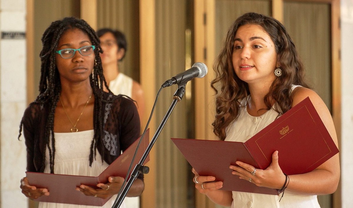 Tributo en <a href="/CubaMINREX/">Cancillería de Cuba</a> a los héroes y mártires de Girón, a 62 años de la invasión mercenaria que pretendió destruir a la Revolución🇨🇺.

La respuesta audaz de nuestro pueblo, bajo la guía de Fidel, asestó una derrota monumental al imperialismo en América Latina.

#GirónDeVictorias