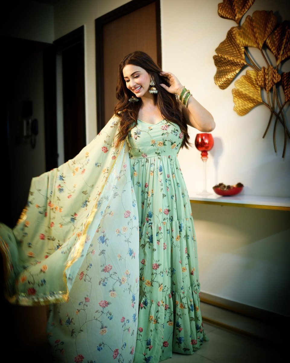 esshanya_s's tweet photo. Eid is just one week away,
is your outfit ready to make you sway 🌙✨ https://t.co/SviyHFwZIn