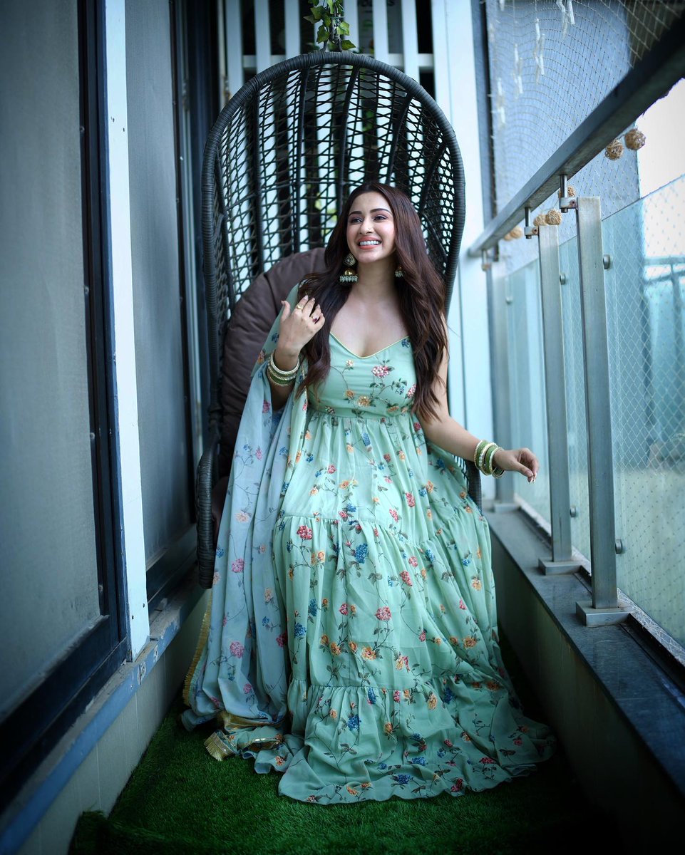 esshanya_s's tweet photo. Eid is just one week away,
is your outfit ready to make you sway 🌙✨ https://t.co/SviyHFwZIn