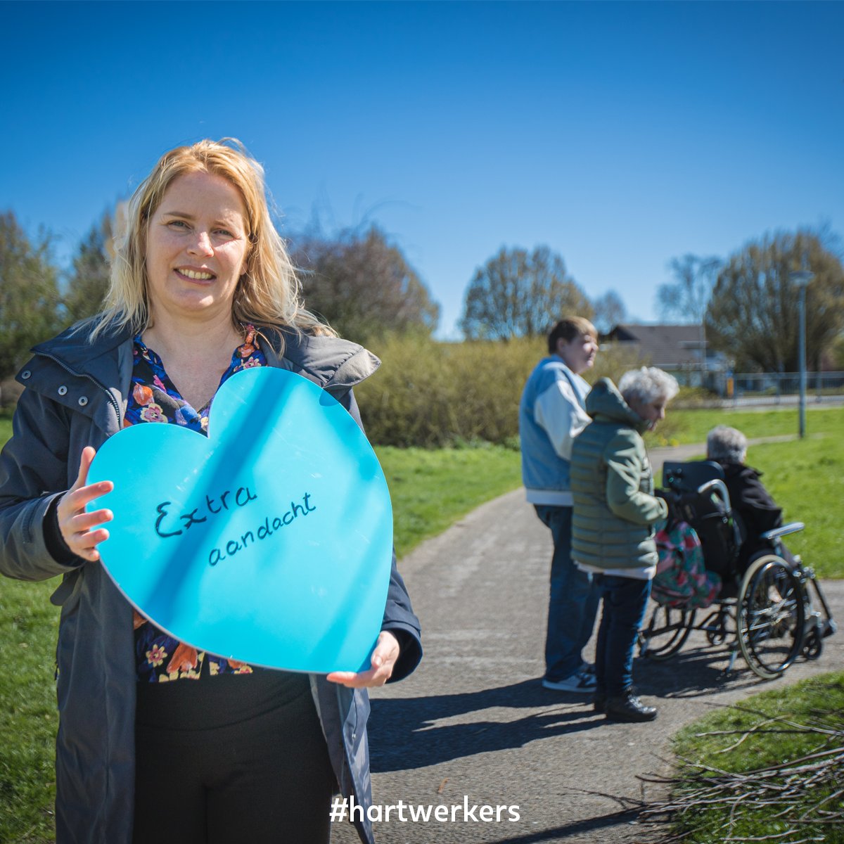 Toen trainers Elke en Ans in een artikel lazen dat #zorgmedewerkers in de zomer nauwelijks vrij konden nemen door onderbezetting, was dat voor Elke een reden om de telefoon te pakken en haar oude werkgever 's Heeren Loo te bellen om hulp aan te bieden.💙 fal.cn/3xt2I