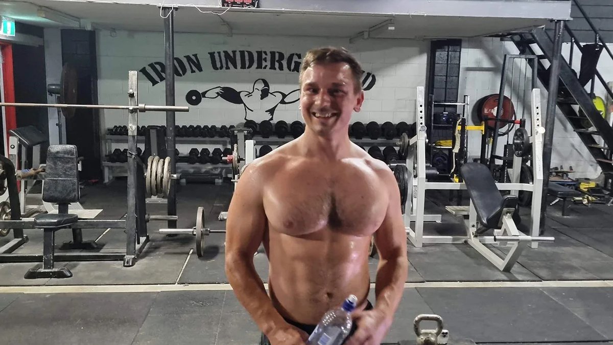 JoePompliano's tweet image. Australian accountant Lucas Helmke set a new world record this weekend with 3,206 push-ups in an hour.

That's 53 push-ups every minute for 60 minutes straight. Insane 🤯