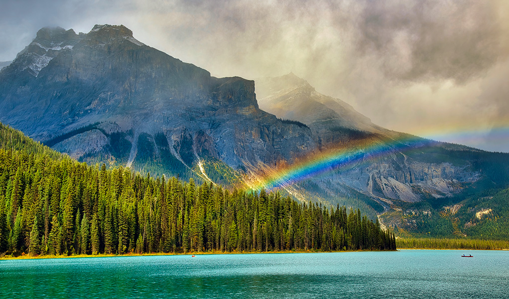 Happy #MountainMonday. It's time to start thinking of summer so here's a summery scene of Emerald Lake in #YohoNotionalPark.  #ExploreBC #ExploreCanada #ExploreRockies #TMACtravel #satw #stormhour #ThePhotoHour #parkscanada