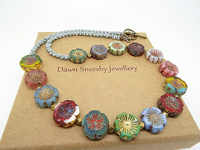 Czech Glass Necklace etsy.com/uk/shop/DawnSn… #uniquenecklace #etsyseller #etsyhandmade #czechglassnecklace #floralnecklace #bohemianjewellery