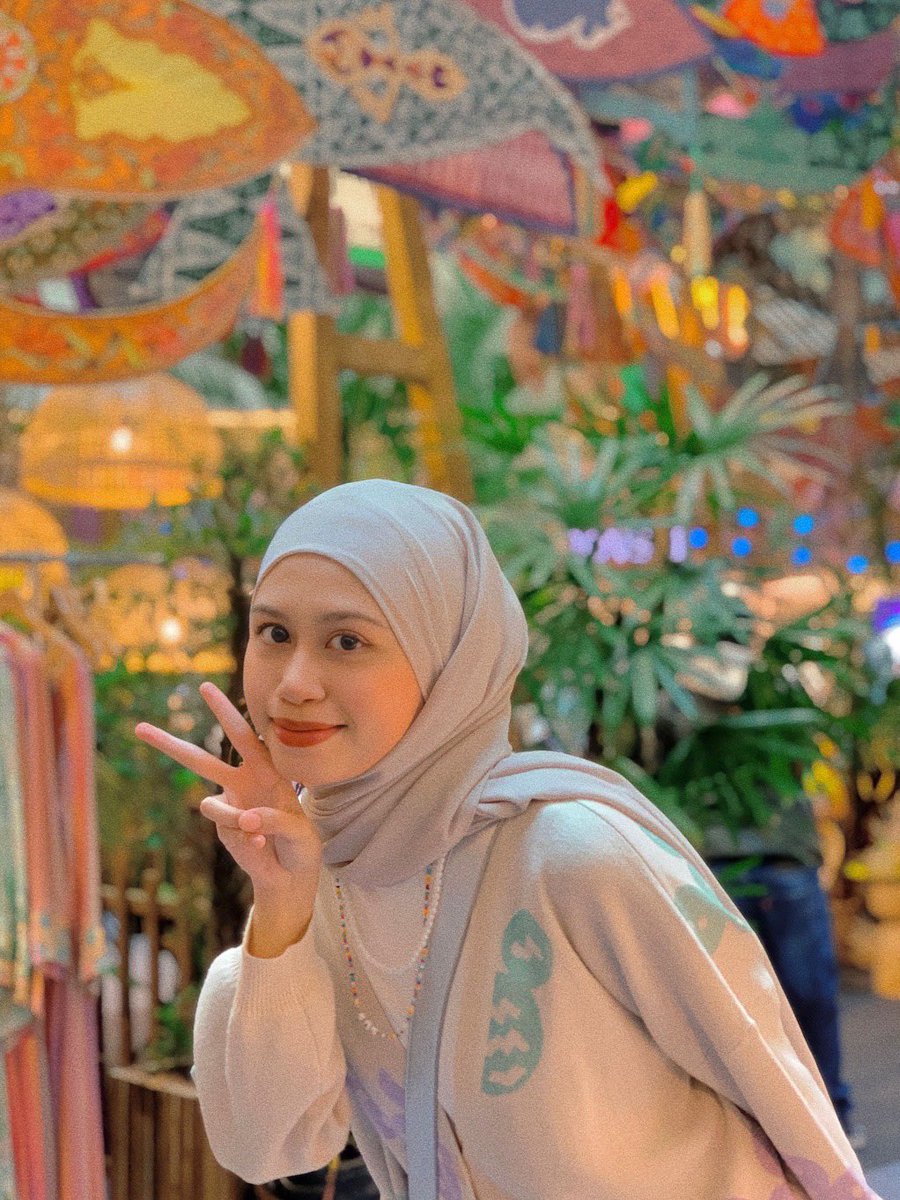 k1naas's tweet photo. In my comfiest go-to fit! Shawl instant, cardigan, jeans, flat shoes. Senang nak jalan 🚶🏻‍♀️ https://t.co/yV2m0g1SkL