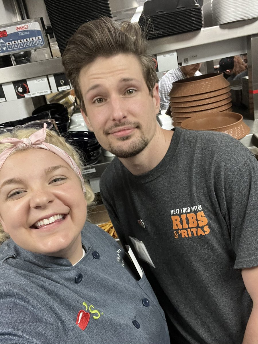 babybackbrookie's tweet photo. One of my favorite things about being a NRO trainer is the people we get to meet and work with 🤍🌶️ Gonna miss team AVON!! #chilisculture #trainingmatters #chilislove #teamavon 
@Chilis @collis117 https://t.co/DhnAcR4PDB