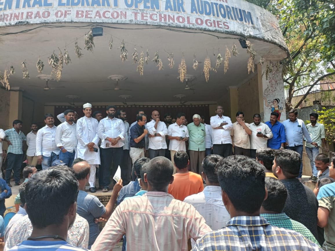 RSPraveenSwaero's tweet photo. ప్రస్తుత TSPSC Board ను రద్దు చేయాలని రేపు ఇందిరా పార్క్‌లో జరగబోయే ఒక రోజు నిరసన దీక్ష గురించి నేను, ప్రొ. కోదండరాం మరియు ఇతర నాయకులతో కలిసి హైదరాబాదులో నిరుద్యోగులకు వివరించడం జరిగింది. #tspscpaperleaks #revamptspsc #stepdown https://t.co/SUpYfCtr1j