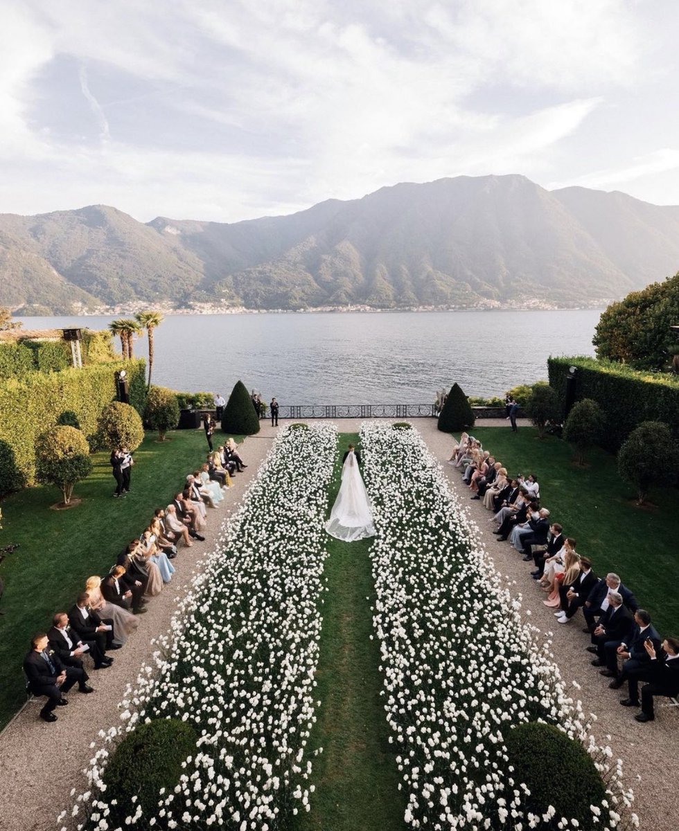 placesandviews's tweet image. The dreamiest wedding, located on the western shore of Lake Como, Italy