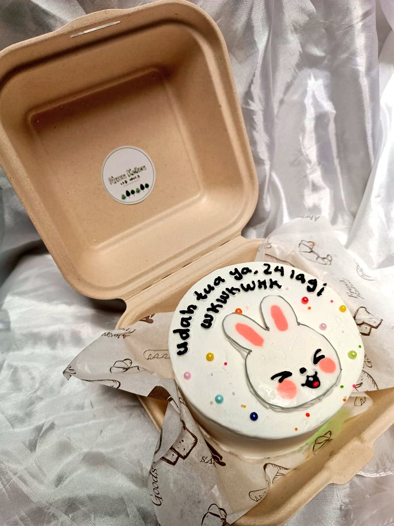 geonganhaeyo_'s tweet photo. Even its not for me, thank you @namukeikeuid for this cutie and pretty cake🥰🫶 Ayo gaes yang dom depok bisa order ke doi yaa buat perayaan kecil-kecilan atau special moment dengan harga terjangkau, ownernya ramah dan pelayanannya tidak mengecewakan😎 the best pokoknyaa!🫰 https://t.co/Wr8CSxHyOC