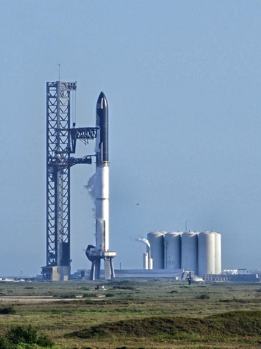 Pedroascenbell's tweet photo. Lanzamiento de #Starship de #SpaceX cancelado por hoy debido a un problema con una válvula, pero aquí unas fotos tomadas desde la frontera de México 🇲🇽🚀 https://t.co/f3N1mHgfaI