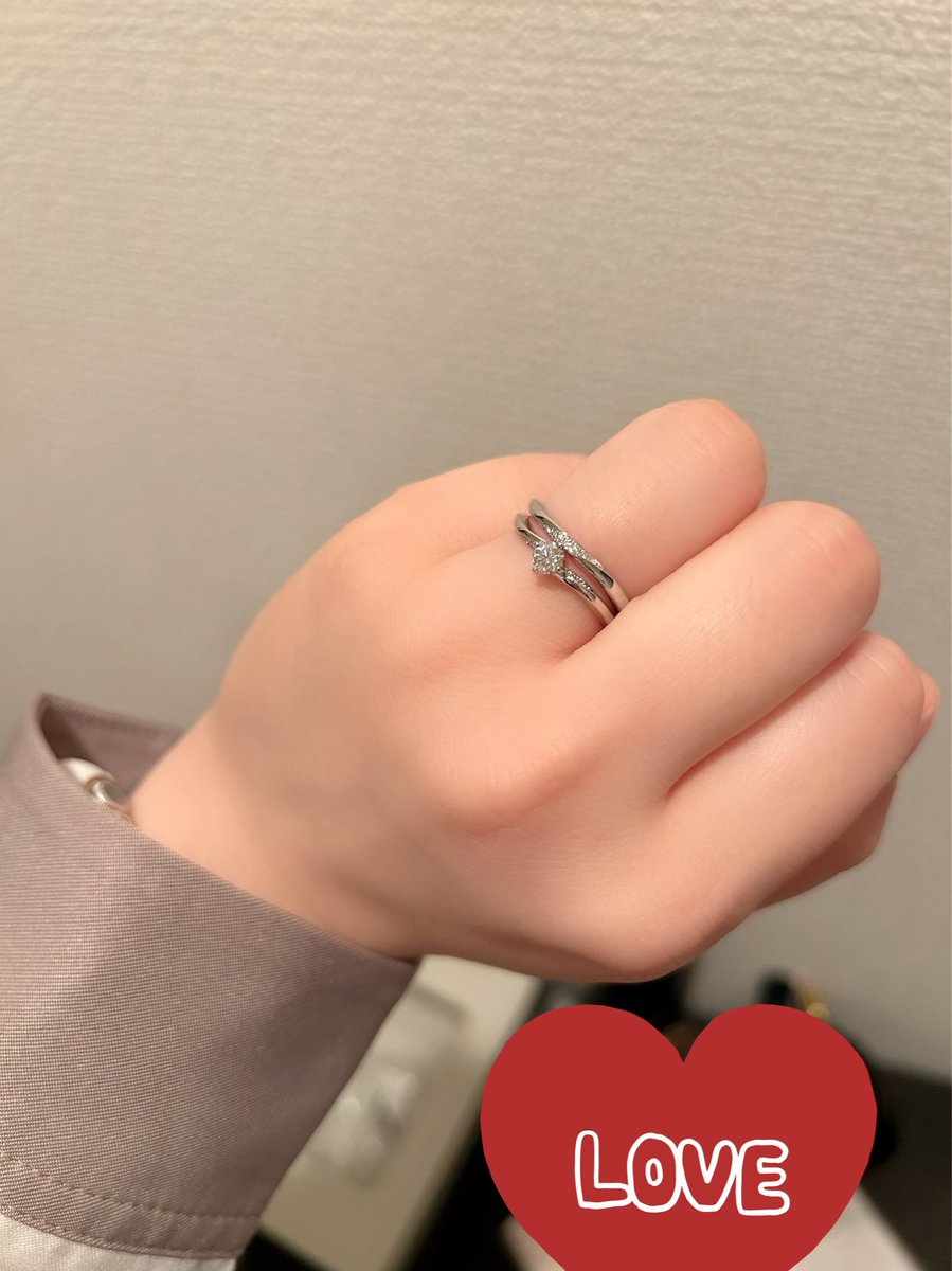 sattan_tokun215's tweet photo. 結婚式を挙げるところでプロポーズ💍
指輪間に合わないんだろうなぁと思ってたらサプライズで色々���ち合わせして準備してくれてた、、、涙しました。
とーくんありがとう🧡
婚約指輪と結婚指輪の重ね付け本当可愛い💕
大切にします。
じいちゃんばあちゃんになってもよろしくお願いします🥰 https://t.co/9azY531Hqw