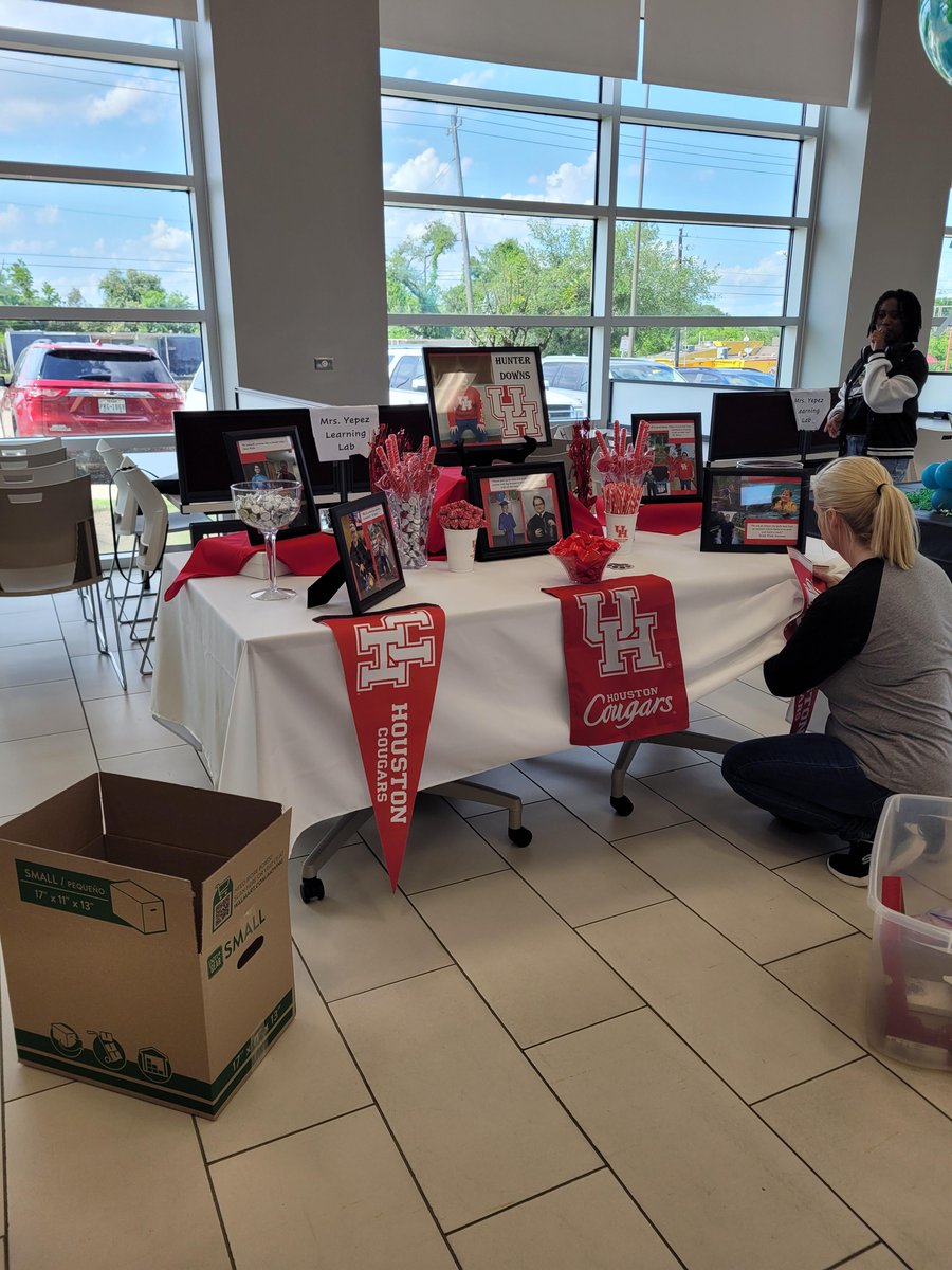 GCCISD's tweet photo. A new tradition has graced our seniors this school year at IMPACT, senior showcase tables! On the tables, seniors have illustrated their school choice, majors, hobbies, and free items for students. #gcGIANTS #prsquad βοΈπΈKyla G. https://t.co/8nXhpNWz39