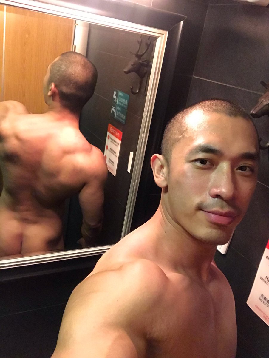朋友请我泡汤♨️哥们带了一个健体大神一起来，给我们各种八卦健体圈玩得有多野……！全裸胡闹一下午，他开小窗给我说，我现在胸型很好，臀腿维度也不错，可是背阔太弱，被胸压制显得比例不对，让我接下来强攻背阔，我觉得还挺有道理的😤快约我虐背