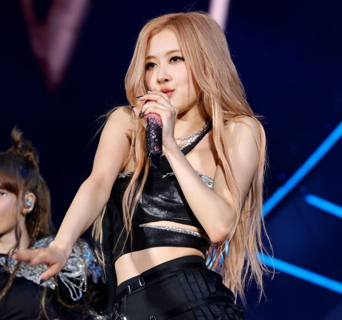ruthjean104's tweet photo. Blackpink 🩷
#BLACKPINK #BLACKPINKatCoachella #BLACKPINKXCOACHELLA #bp #Coachella #COACHELLA2023 #inyourarea #BLACKPINKinCOACHELLA #BLACKPINKINYOURAREA #JENNIE #JENNIECOACHELLA #JENNIECHELLA2023 #LISA #LISAcoachella #lisa2023 #rosechella #ROSE #JISOO #JISOOatCoachellaWeek1 https://t.co/Xj9lMpKKCv