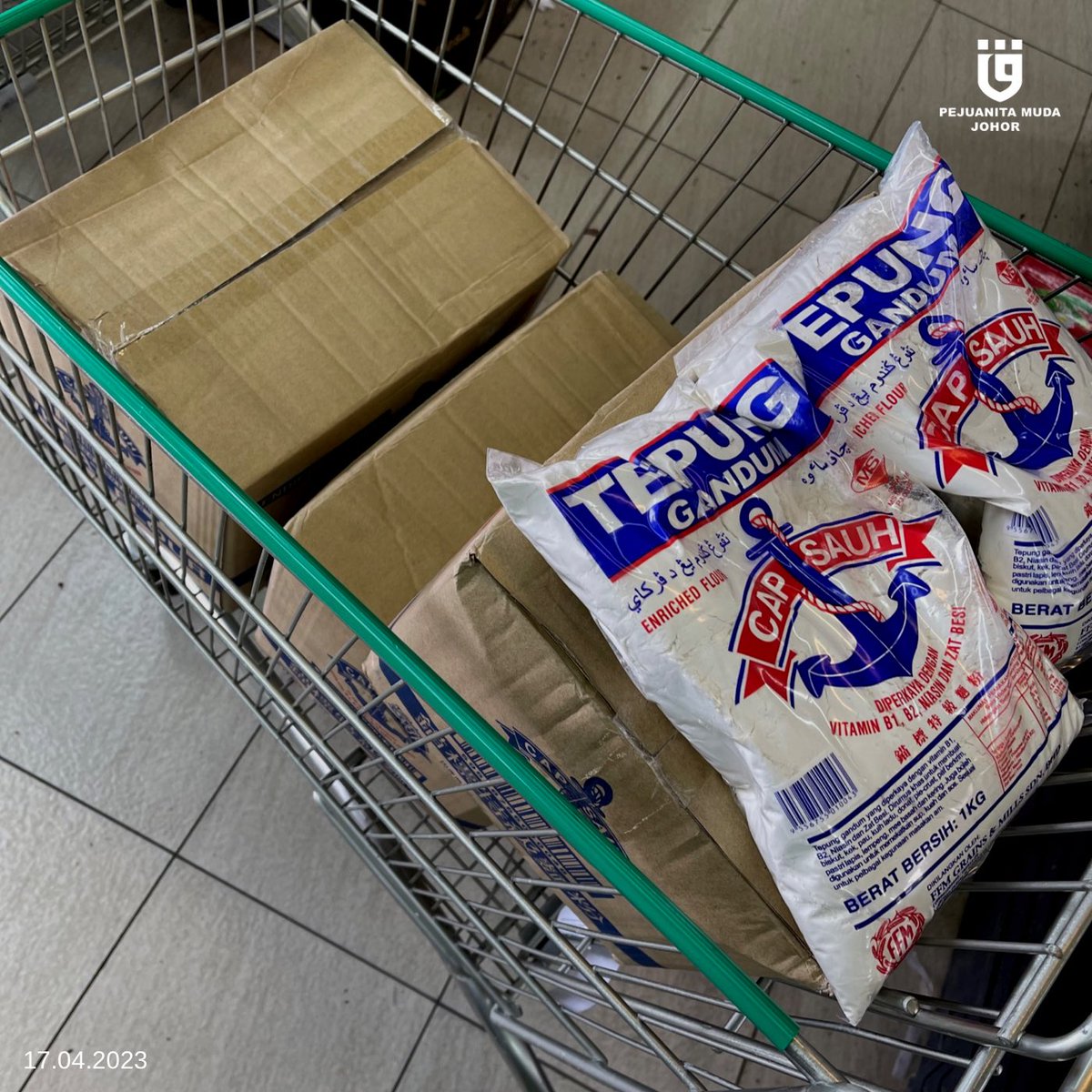 PMjohor_'s tweet photo. "Bolih tak Fatm sumbangan 32 kampit tepung untuk agihan 26 keluarga Fakir di tsm..." 
.
.
.
Desakan hidup yang semakin menghimpit rakyat membuatkan Encik R (bukan nama sebenar) 'wakil dari penduduk disini meminta sedikit bantuan makanan asasi menerusi peti masuk Puan Nurfatimah. https://t.co/b7EPjnBYuF