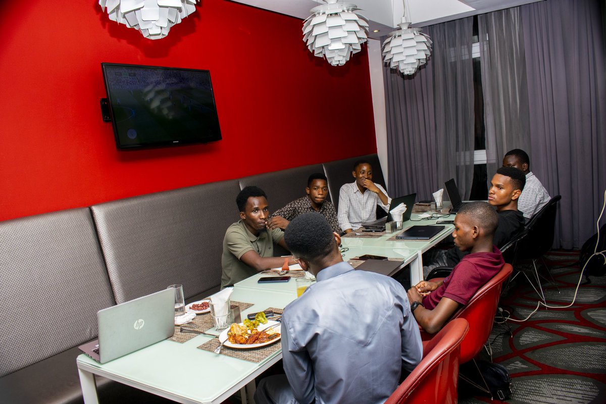 ManLikeTutu's tweet photo. Yesterday i had dinner with talented and ambitious tech guys, who are finalizing #VastFx website. Better be ready guys 📈

#Growth #forex #nasdaq https://t.co/v4oCNymduD