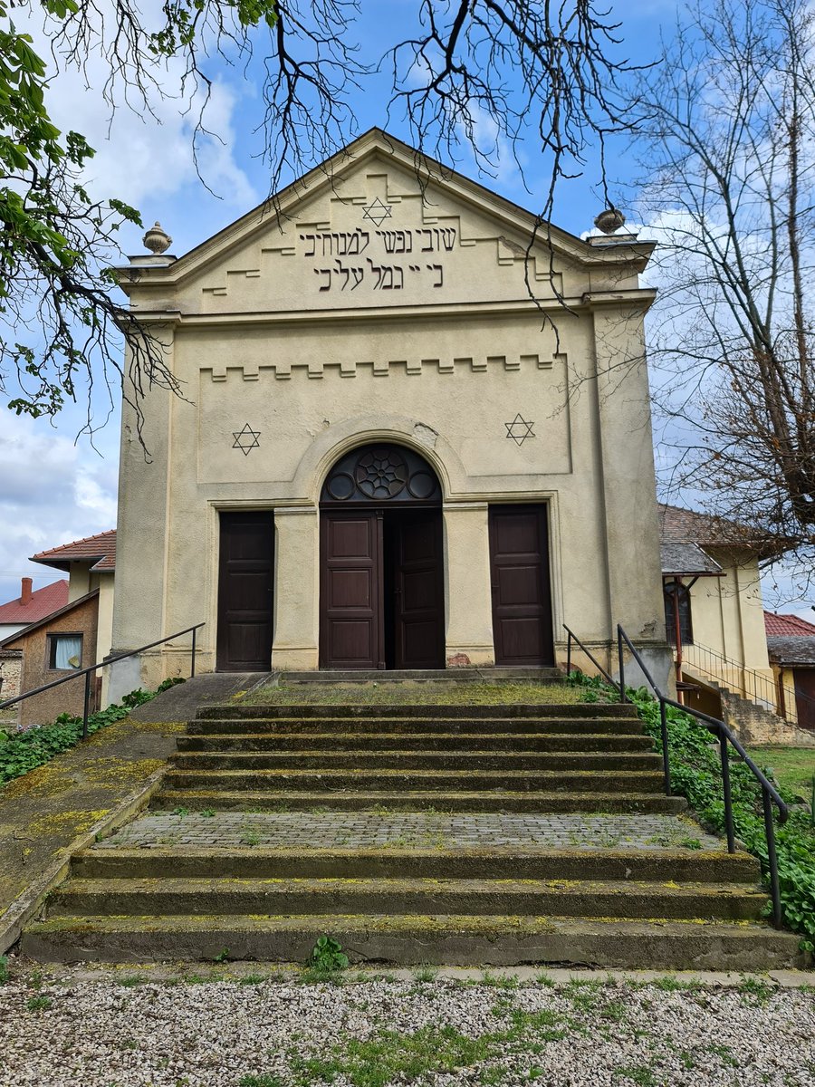 Heute Abend beginnt der 27. Nisan und damit der #JomHaShoa. 
Heute Besuch der #Synagoge und des jüdischen Friedhofes in #Pécs in #Südtransdanubien. 
Am jüdischen Friedhof in Pécs finden wir viele Grabsteine, deren Inschriften an die in der Schoa ermordeten Juden erinnern: