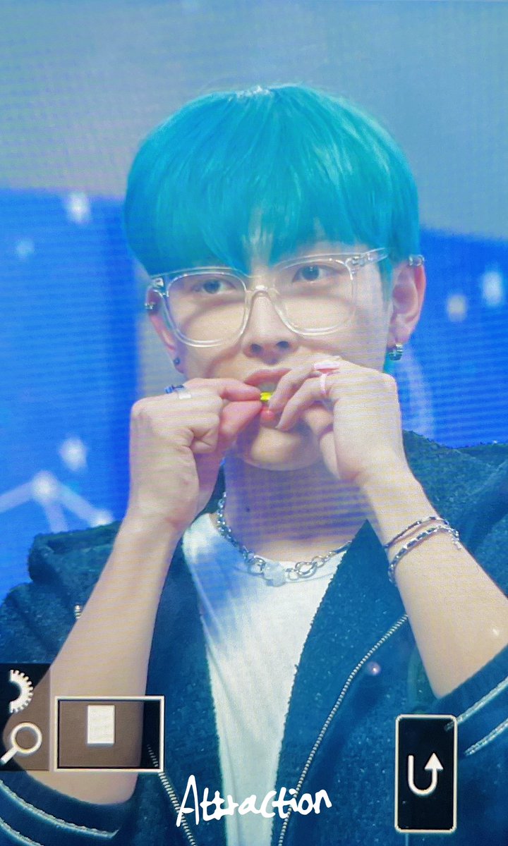 Attraction_1107's tweet photo. 230417 아돌라 🍬🤣
#에이티즈 #ATEEZ #홍중 #HONGJOONG #섹시뽀쨕홍중 #항상보고싶홍 https://t.co/1XitIDghMc