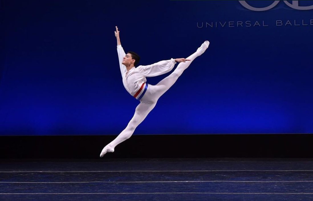 venezuela_migra's tweet image. Un bailarín margariteño🇻🇪 hizo historia al ganar el primer lugar en la categoría avanzada masculina del Gran Premio Americano de la Juventud. Es el primer venezolano en conseguirlo.

Se llama Daniel Guzmán y se formó en el Ballet de la Mar de Porlamar.