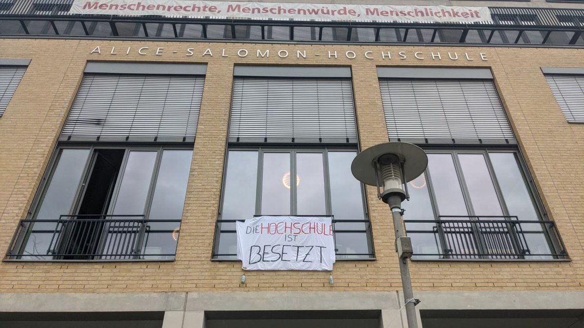 BerlinDemo's tweet image. 🔵 1554 #b1704 #alicebesetzt
🚨Die Alice Salomon Hochschule ist besetzt!🚨 #besetzen #Hochschule #Berlin
