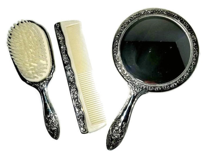 JunkYardBlonde's tweet photo. Vintage Ornate Silver Plate Vanity Set by Wm Rogers, In original Box https://t.co/8rl1aPCZkU #silver #white #vintagevanityset #vanitymirror #silverplatedbrush #silverplatedcomb #silvervanityset #junkyardblonde #gotvintage https://t.co/GKufn9npET