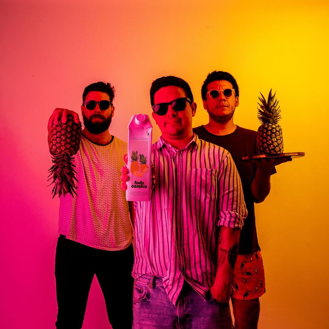 [#LoNuevo] 🇵🇪🇲🇽
Una fiesta de funk, indie y dance es la que nos regalan los peruanos #NaveAscensor en el videoclip de su nuevo sencillo "Todo cambia", que incluye un interesante featuring del mexicano #DromedariosMágicos

► bit.ly/41fqLUG