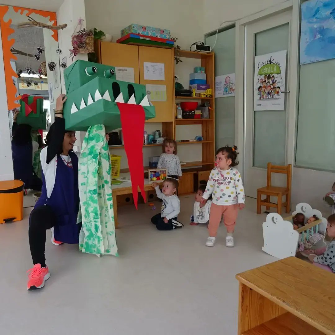EMoixaines's tweet photo. Comencem la Quinzena de Sant Jordi a l'escola. Avui donem la benvinguda al Drac, que ens acompanyarà tots aquests dies i, també, ha vingut una mare a explicar-nos un conte. #ebmoixaines #escolabressol #santjordi23 #festesitradicions @ampa.moixaines https://t.co/w4lXUh1CO8