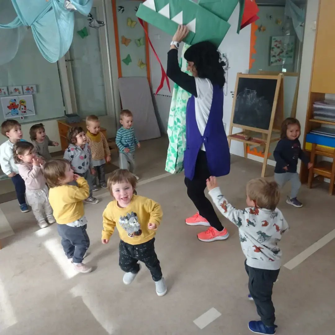 EMoixaines's tweet photo. Comencem la Quinzena de Sant Jordi a l'escola. Avui donem la benvinguda al Drac, que ens acompanyarà tots aquests dies i, també, ha vingut una mare a explicar-nos un conte. #ebmoixaines #escolabressol #santjordi23 #festesitradicions @ampa.moixaines https://t.co/w4lXUh1CO8