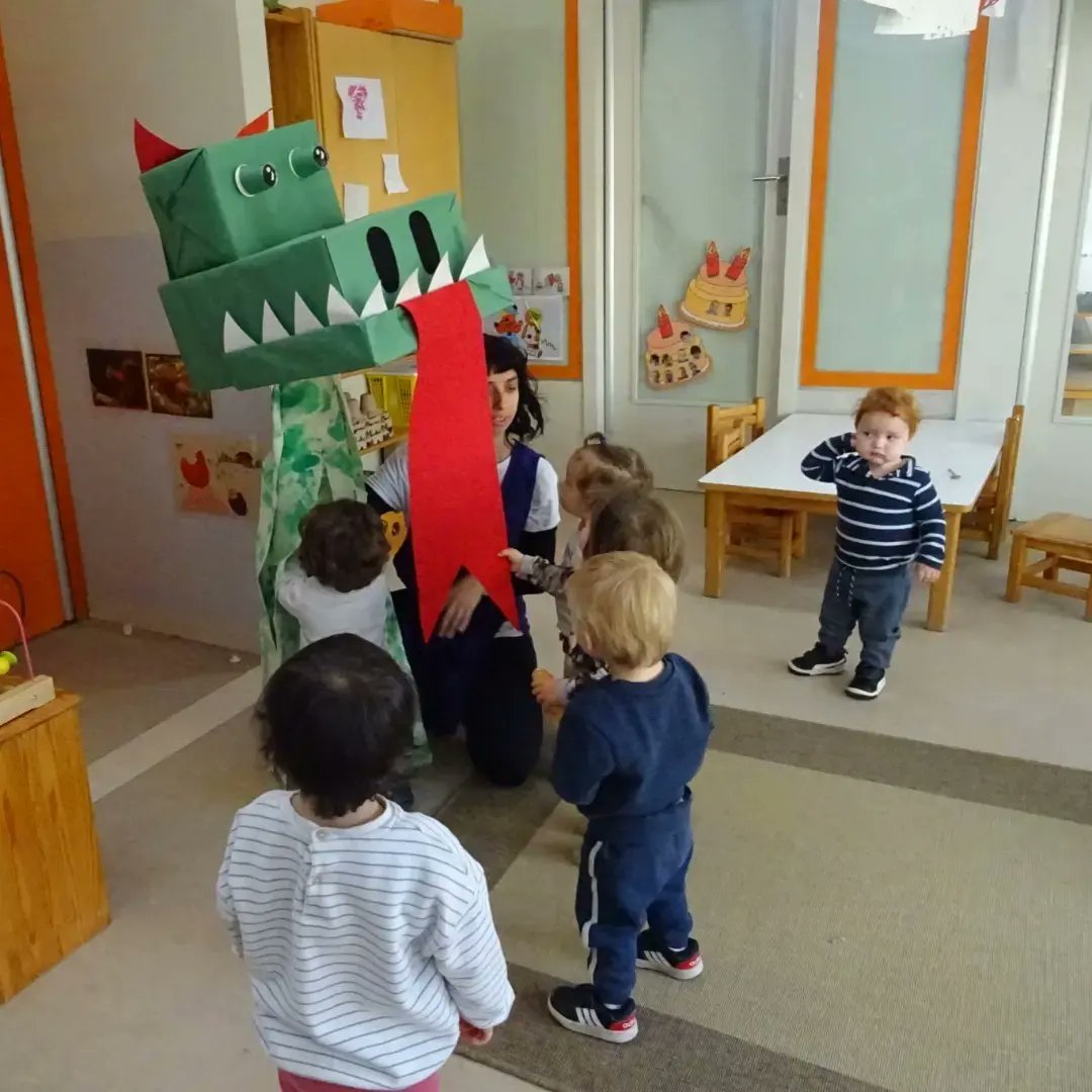 EMoixaines's tweet photo. Comencem la Quinzena de Sant Jordi a l'escola. Avui donem la benvinguda al Drac, que ens acompanyarà tots aquests dies i, també, ha vingut una mare a explicar-nos un conte. #ebmoixaines #escolabressol #santjordi23 #festesitradicions @ampa.moixaines https://t.co/w4lXUh1CO8