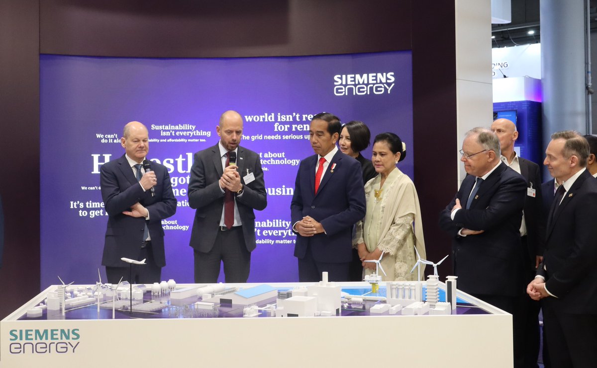 Honoured to host Indonesian President @jokowi and German Chancellor @Bundeskanzler today at our @Siemens_Energy booth to discuss complexity of #EnergyTransition and how to tackle the challenges #HannoverMesse