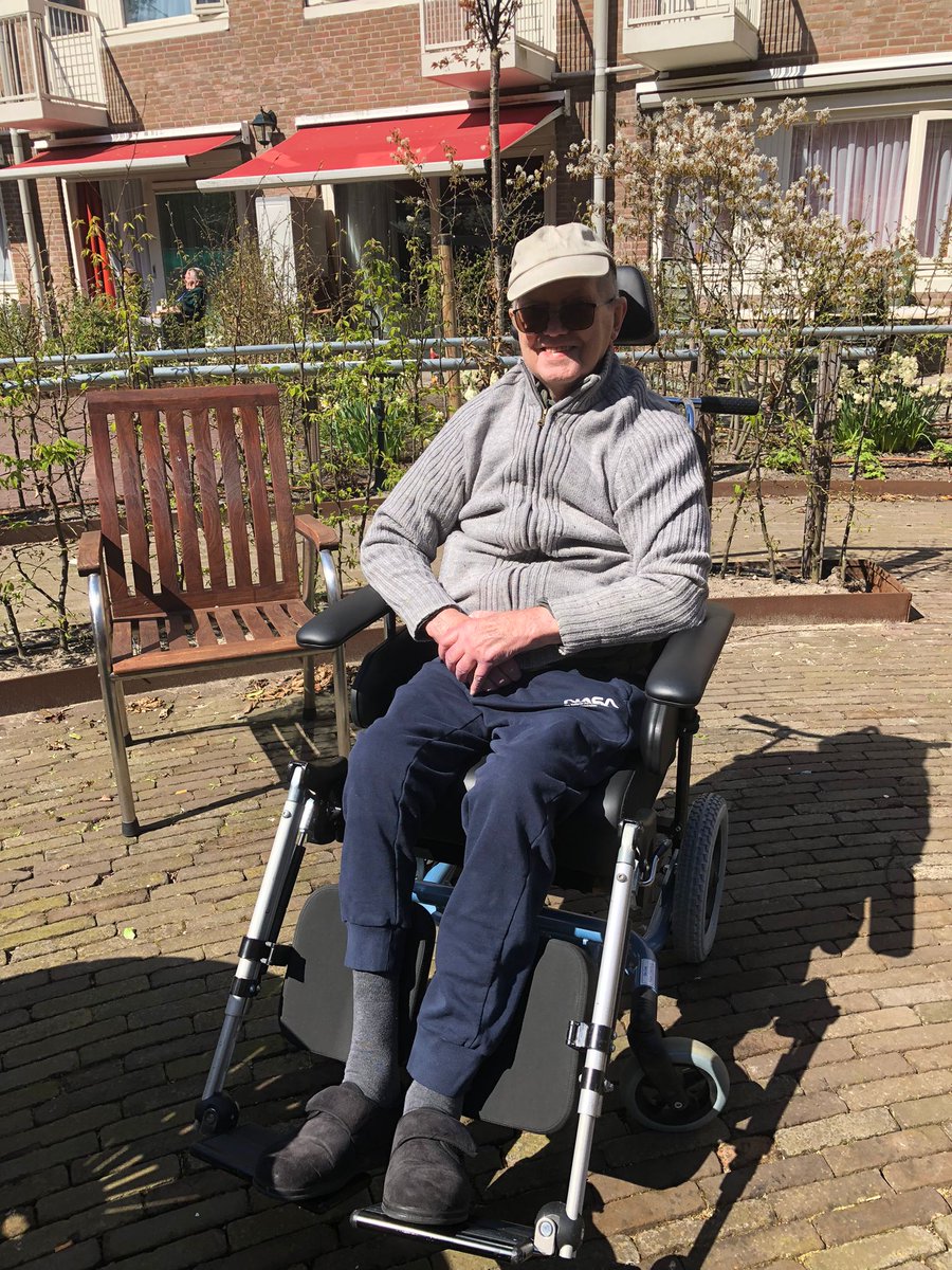 De heer Van Dort genoot ervan om na een lange tijd weer even buiten te zijn in de tuin en te genieten van de frisse luncht. Geluksmomentjes zitten vaak in de kleine dingen.
#lente #stichtingeykenburg #ouderenzorg #zorgsector #denhaag #vvt