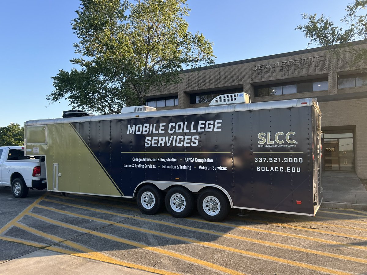 AndrePerezSLCC's tweet image. SLCC’s Mobile College Services trailer visits Jeanerette High School so students can apply for college, which gives them a head start before they graduate from high school. @southlacc