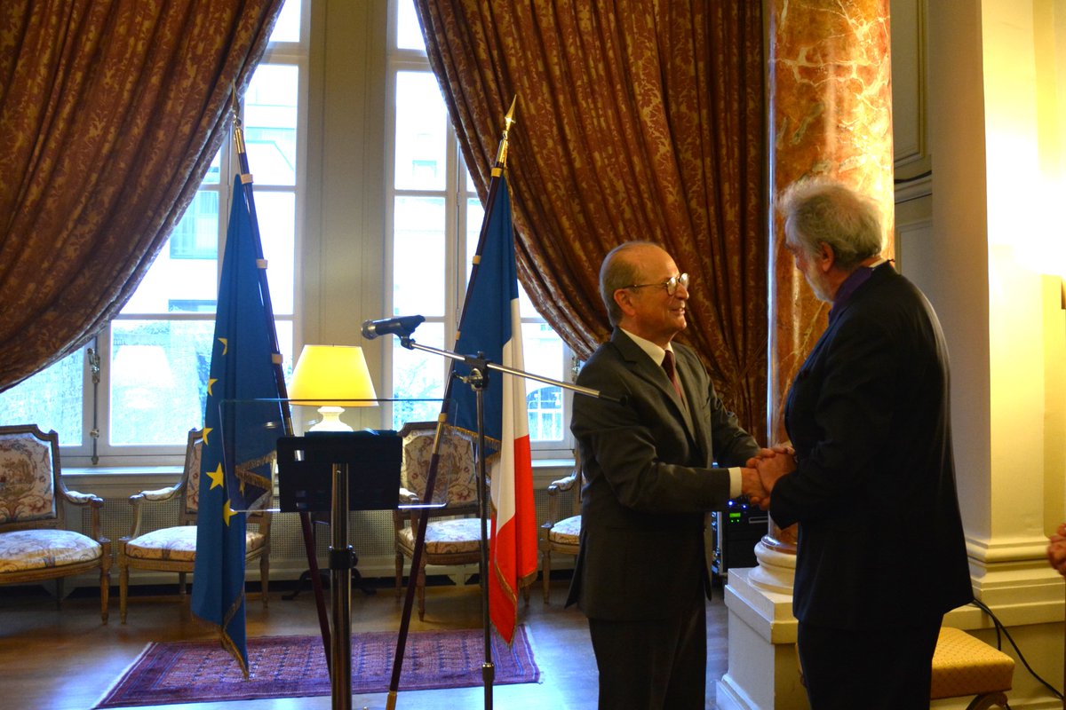 PartenariatsESR's tweet photo. Très heureux de voir Didier Viviers, Secrétaire perpétuel de l'Académie royale de Belgique décoré au titre de Commandeur des Palmes Académiques ! L'occasion de saluer son travail exceptionnel sur le monde grec et hellénistique et les projets qu'il a initié au sein de l'Académie. https://t.co/uvwstBOzxD