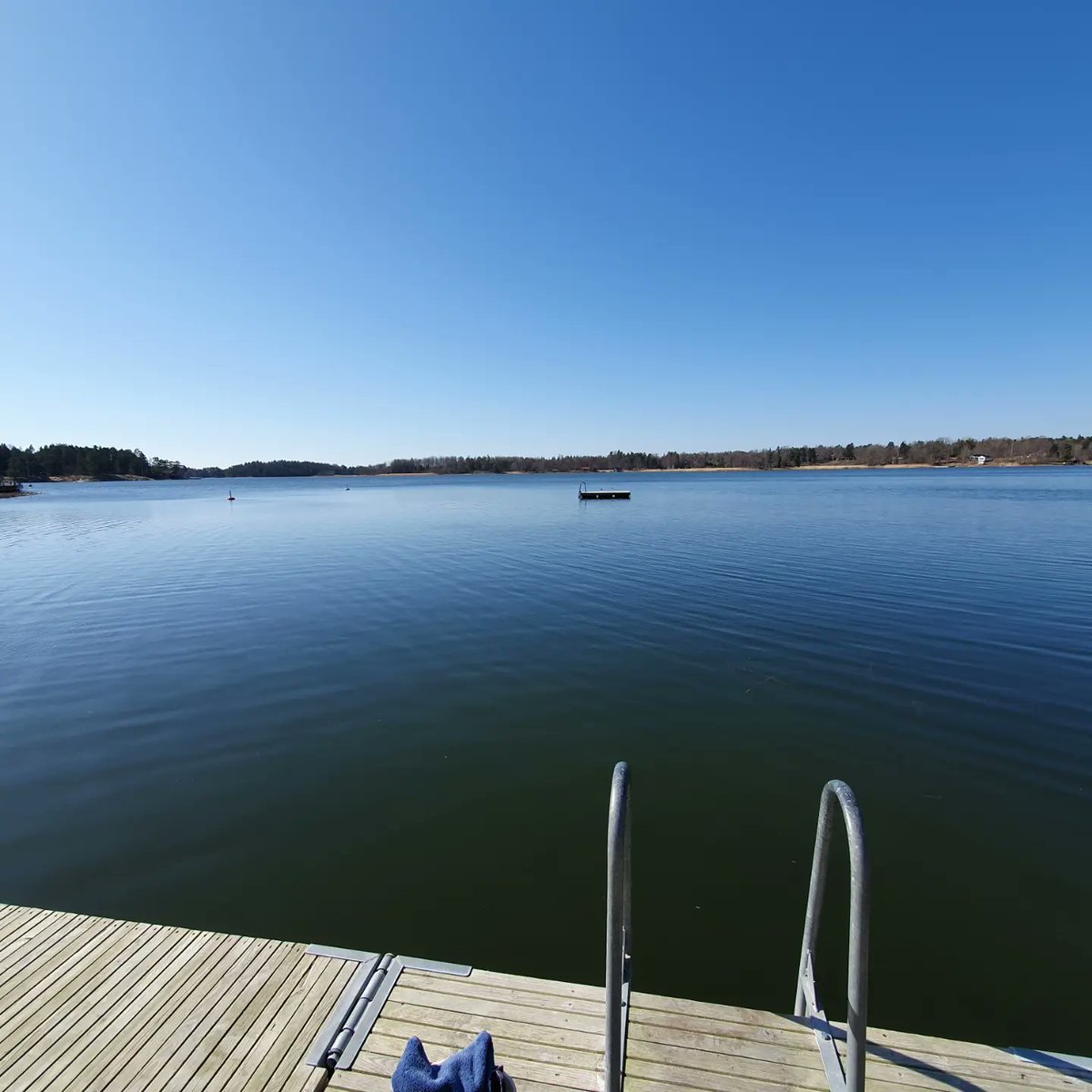 NilsMatsson's tweet image. Ytterligare en kanondag, lätt nno vind. Tunn ishinna på morgonkvisten, då det är minusgrader på natten. Nu målas byggnaderna på badet en andra gång. 5.7 grader i vattnet och 11 grader i luften, max 11 grader och min -1 grad. Ett bad i havet. #badavarjedag