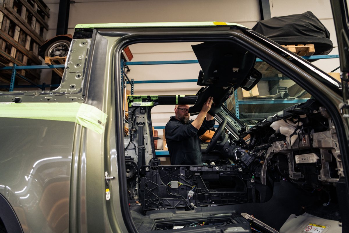 NielsvanRoij's tweet photo. Heritage Customs Valiance Convertible
Having a lot of fun with a Defender: 🪚
Proud of what we're making with all craftspeople and experts involved!
——
#defender #newdefender #rangerover #valianceconvertible #defender110 #defender90 #newdefenderwheels #newdefenders #bespoke https://t.co/9NNeeLwAsF