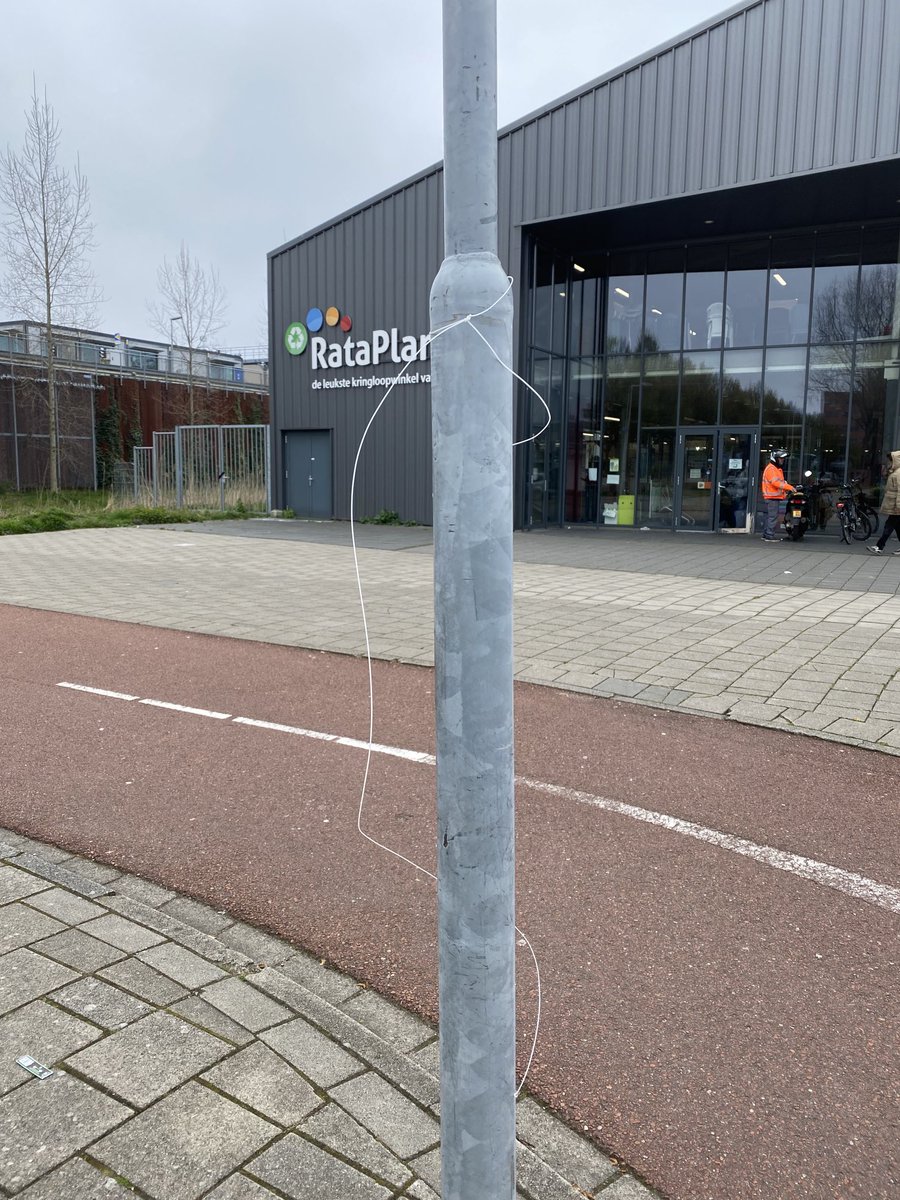 Zojuist ter nauwernood niet onthoofd door deze gespannen draad op nek hoogte 😳 Zorgwekkend deze jonge jongens bij isolatorweg. Automobilist vroeg draad weg te halen waardoor ik NET op tijd stopte.We kregen daarna nog stenen naar ons. ⁦⁦<a href="/POL_Amsterdam/">Politie Eenheid Amsterdam</a>⁩ even opletten hier