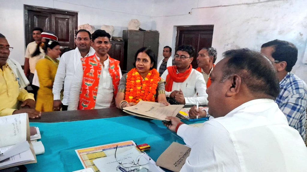 नगर पालिका परिषद गाजीपुर से श्रीमती सरिता अग्रवाल और नगर पंचायत जंगीपुर से श्रीमती विजयलक्ष्मी गुप्ता ने आज अध्यक्ष पद के लिए अपना नामांकन किया। इस अवसर पर जिलाध्यक्ष भानुप्रताप सिंह, एमएलसी विशाल सिंह, जि.प.अ. श्रीमती सपना सिंह सहित सैकड़ों की संख्या में कार्यकर्ता उपस्थित रहें।