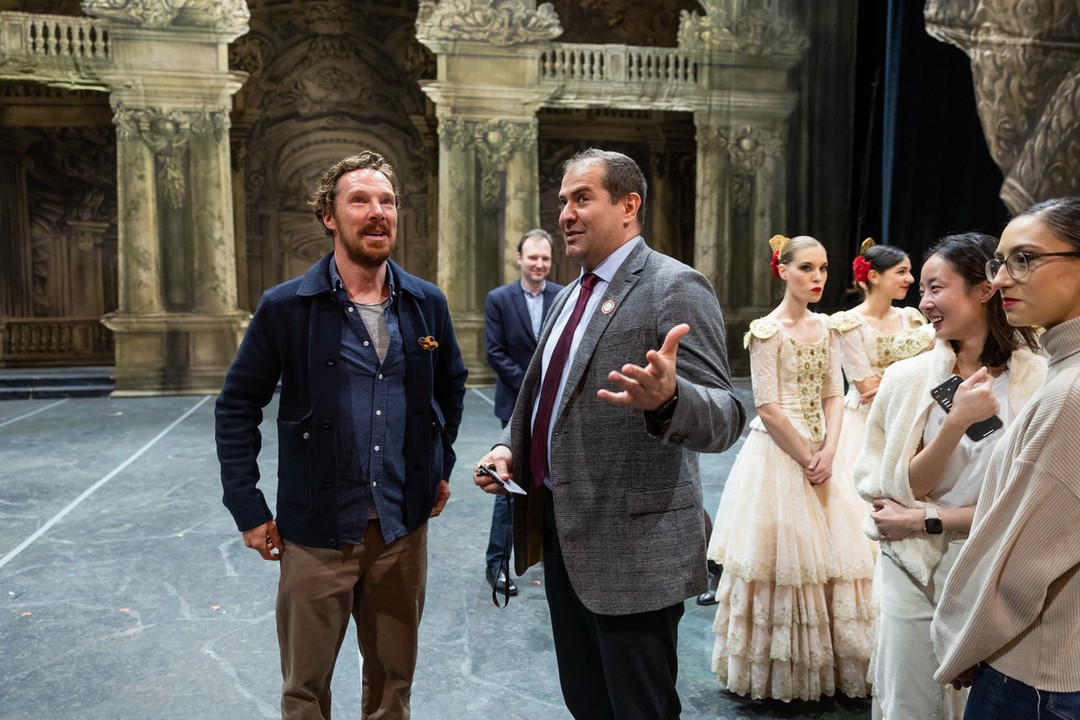 รูปใหม่พี่เบนมาอีกแล้วทุกคน เมื่อคืนพี่ไปดูบัลเลต์ที่ Hungarian State Opera ด้วย ตอนนี้พี่ถ่ายซีรีส์เรื่อง ERIC ของ Netflix ที่ฮังการีค่ะ