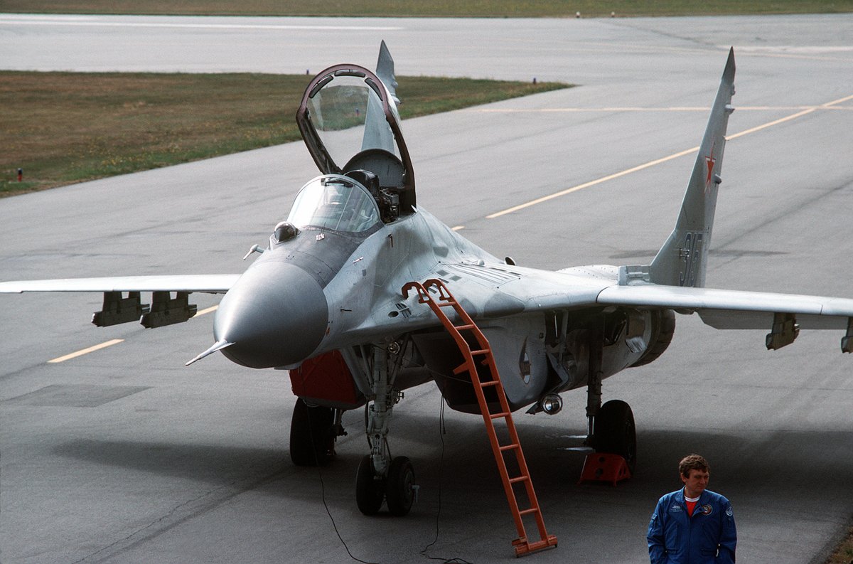 RRInternational's tweet photo. #Slovacia a predat toate cele 13 #avioane de luptă #MiG29 promise #Ucrainei, a anunţat luni Ministerul Apărării de la Bratislava, transmit agenţia slovacă @TASRNewsAgency şi @Reuters, după ce primele patru avioane fuseseră livrate luna trecută. https://t.co/Emu8IEvxl8