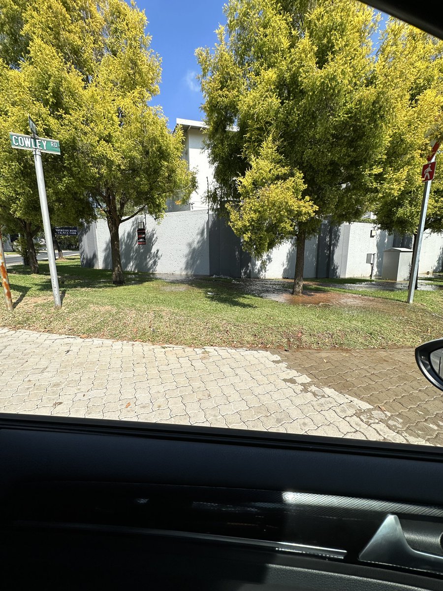 PougzGP's tweet photo. Massive leak at corner of Cowley Road and Mount St in Bryanston @JHBWater https://t.co/Hi1W52SvoW
